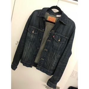 Levi’s Denim jacket
Men Size S
Only wore ONCE!!!!!